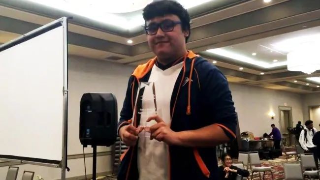 MkLeo sostiene su trofeo de campeón del Heart of Battle