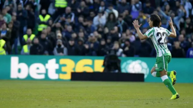 Lainez ingresa al terreno de juego en duelo del Betis