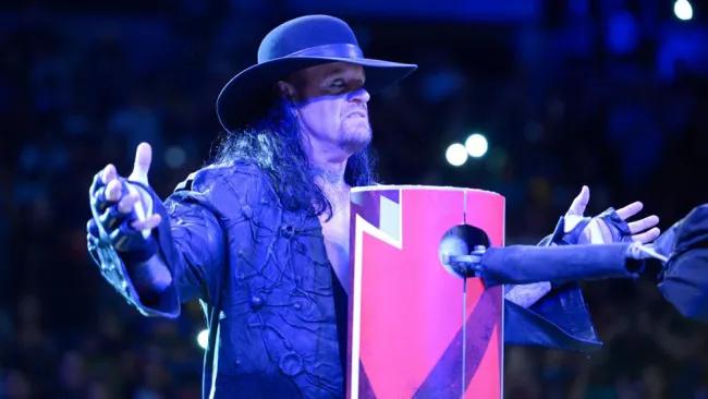 The Undertaker hace su entrada en la WWE