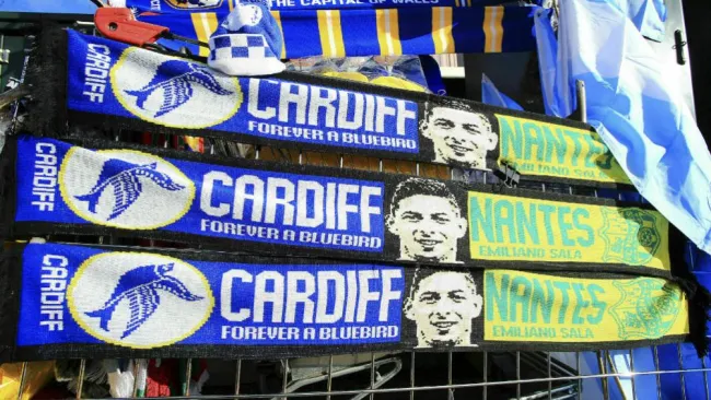 Bufandas dedicas a Emiliano Sala con logos de Cardiff y Nantes
