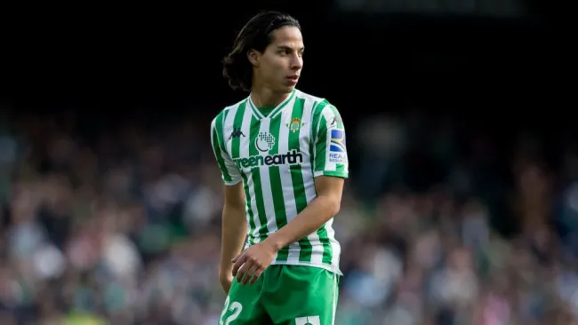 Diego Lainez durante un juego con el Betis