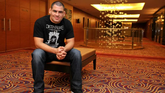 Caín Velásquez se muestra tranquilo en la sesión de fotos 