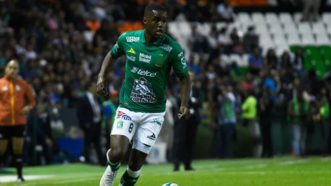 Joel Campbell en un partido con León