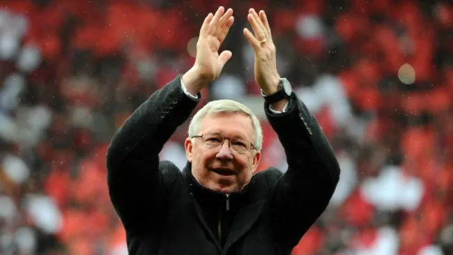 Sir Alex Ferguson aplaude en un juego del Man Uts en 2013