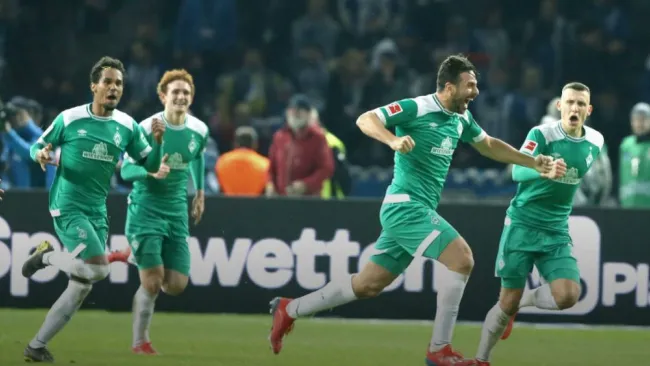 Claudio Pizarro festeja su gol ante el Hertha