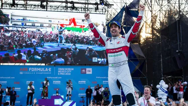 Lucas Di Grassi festejando su triunfo 