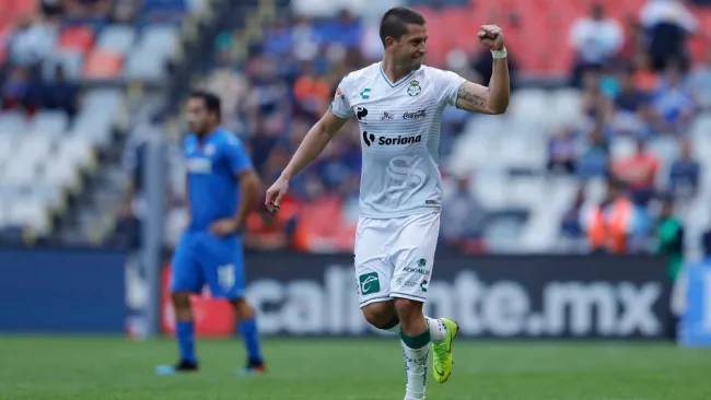 Jugador de Santos festeja anotación contra Cruz Azul