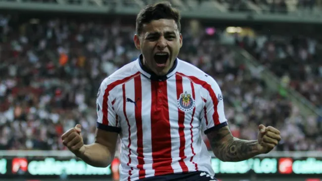 Alexis Vega festeja un gol con Chivas