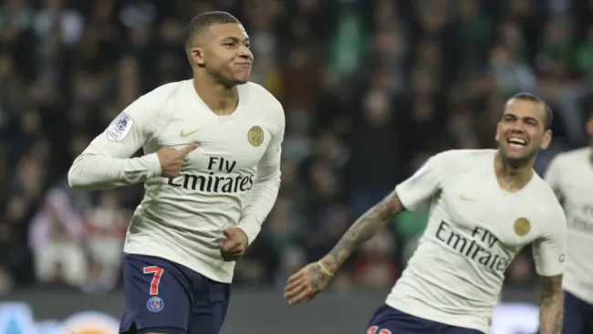 Mbappé festeja tras marcarle al Saint Étienne