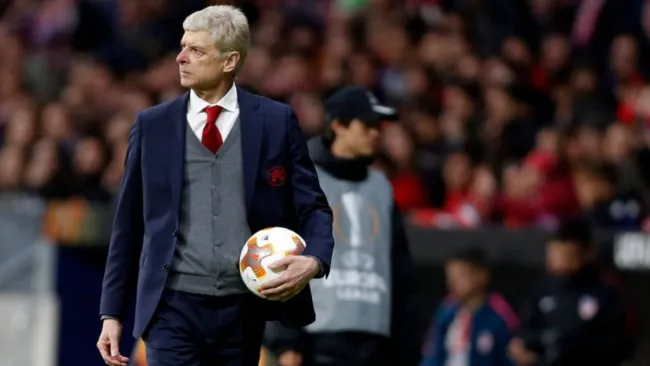 Arsene Wenger en el banquillo del Arsenal