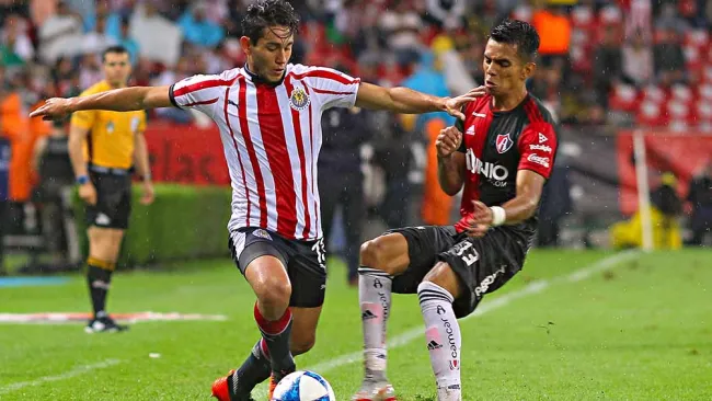 Walter Sandoval y Ulises Cardona pelean por el balón