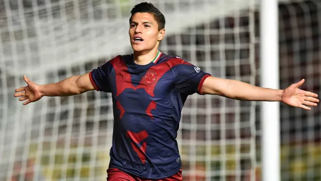 Ronaldo Cisneros festejando un gol con Chivas 