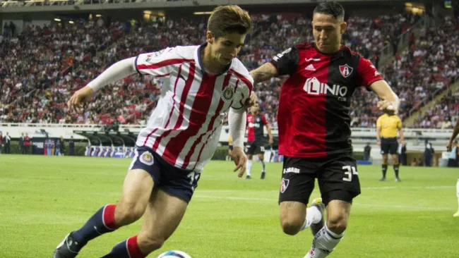 Brizuela e Irving Zurita durante Clásico Tapatío