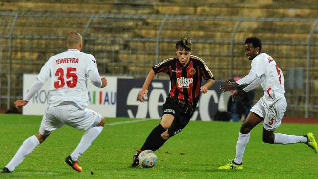 Jugador del Pro Piacenza disputando el balón 