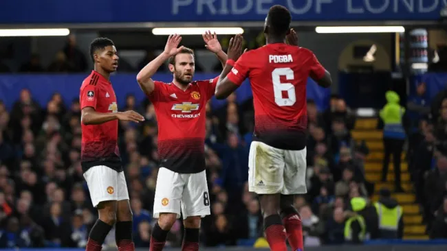 Herrera festeja con Pogba su gol vs el Chelsea