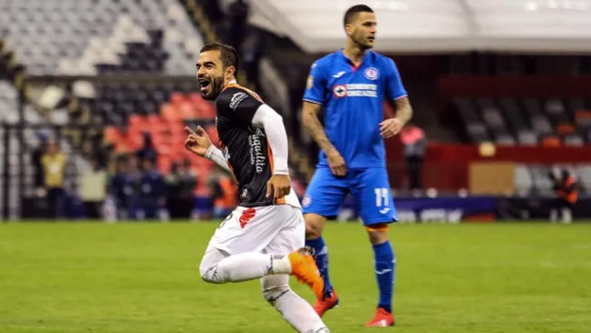 Renato Román festeja el gol que le hizo al Cruz Azul
