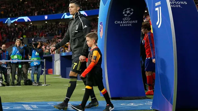Cristiano Ronaldo sale al campo del Atlético de Madrid