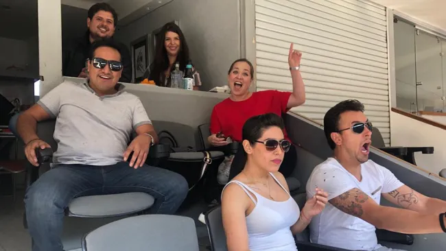 Aficionados disfrutan de un partido en un palco