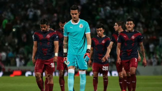 Jugadores de Chivas se lamentan después del partido