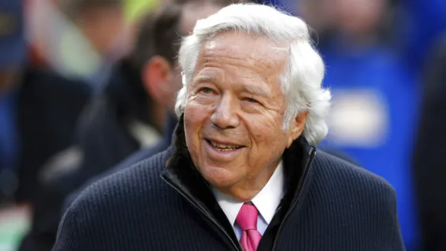 Robert Kraft sonríe durante un evento de la NFL 