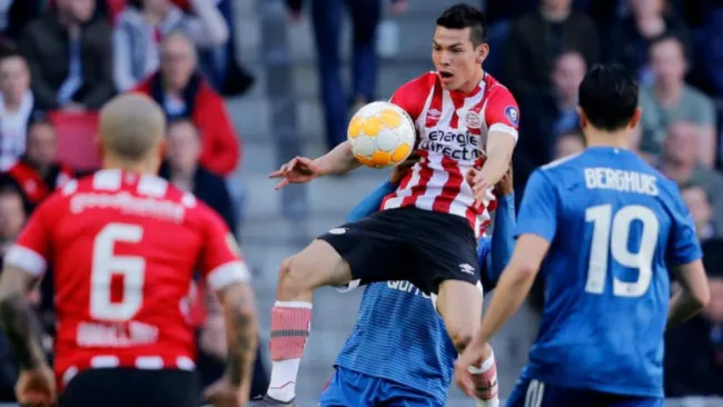 Lozano controla el balón en el partido vs Feyenoord