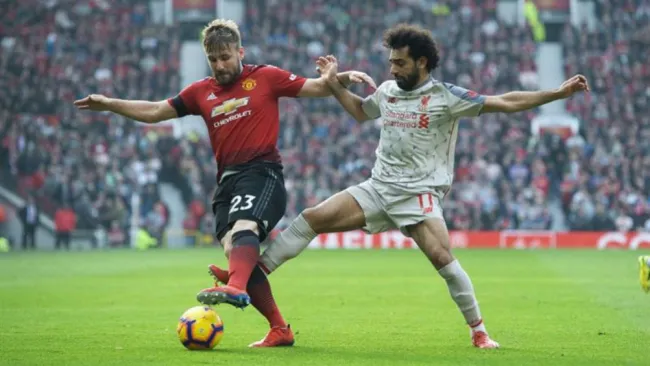 Luke Shaw y Mohamed Salah durante el partido en Old Trafford