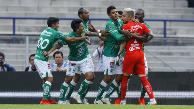 Jugadores de León separan a Mena y Saldívar tras discusión 