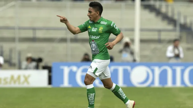 Ángel Mena celebra su anotación frente a Pumas