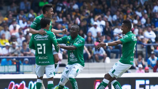 León festeja gol de Ángel Mena ante Pumas
