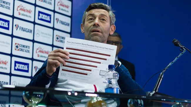 Pedro Caixinha muestra un gráfico sobre 'Fake News'
