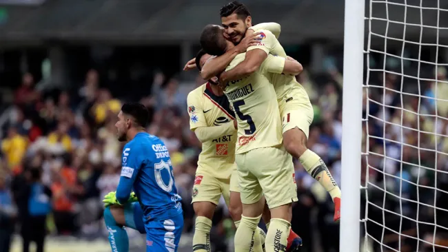 Martín abraza a sus compañeros tras anotar