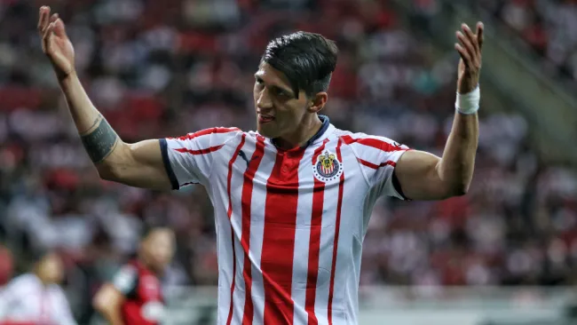 Alan Pulido festeja un gol con las Chivas