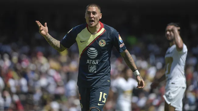 Castillo le reclama al árbitro asistente el jalón que recibió por parte del zaguero auriazul