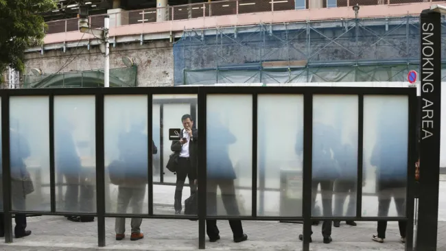 Personas fuman en zonas permitidas 