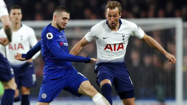 Harry Kane y Mateo Kovacic pelean por el balón 
