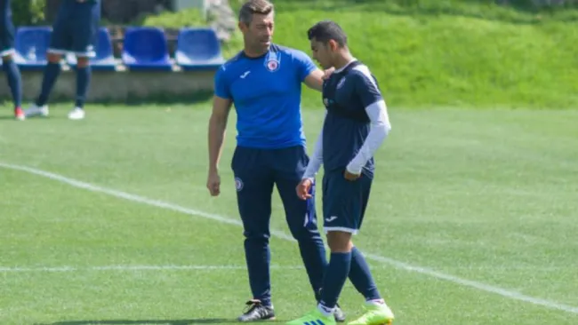Caixinha habla con Orbelín durante un entrenamiento de Cruz Azul