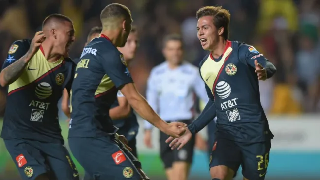 Jugadores del América festejan el gol de Córdova