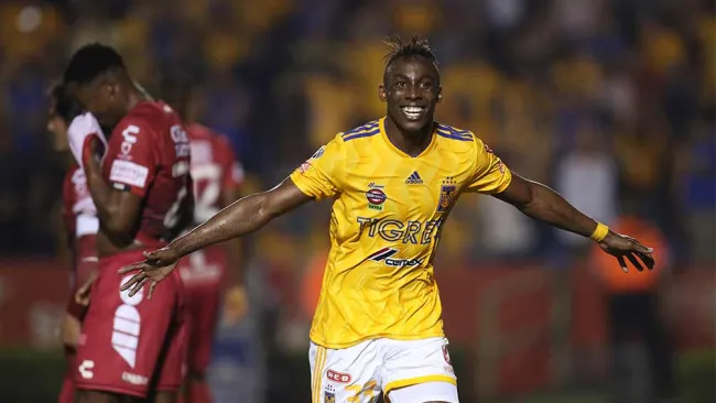 Julián Quiñones festejando un gol ante Pachuca 