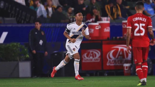 Efraín Álvarez, debuta como profesional con el Galaxy