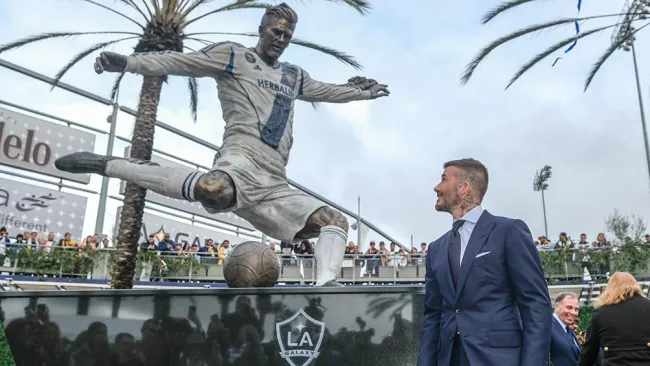 David Beckham observa su estatua 