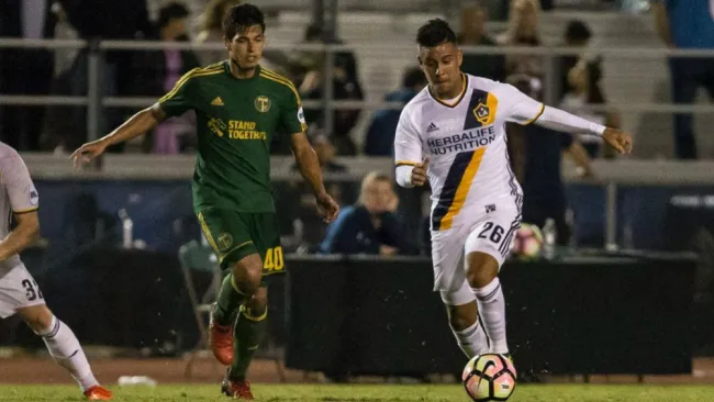 Efraín Álvarez durante un partido con Galaxy