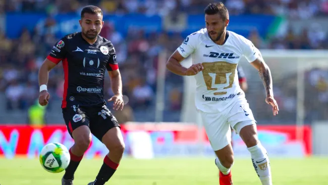 Andrés Iniestra disputa un balón con Bryan Rabello 