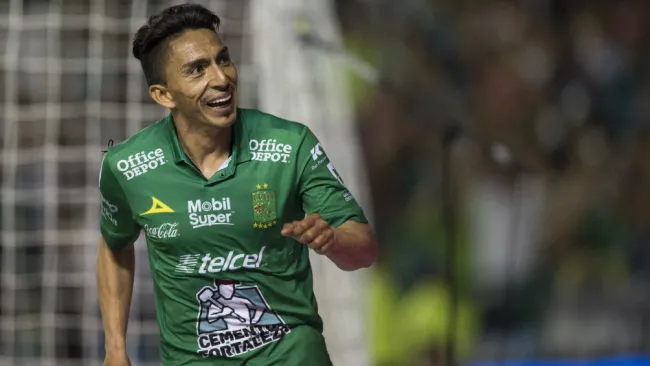 Ángel Mena festeja un gol con el León