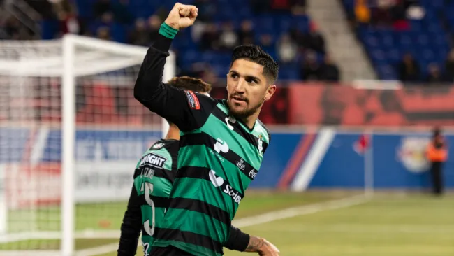 Diego Valdés celebra una anotación frente al New York RB