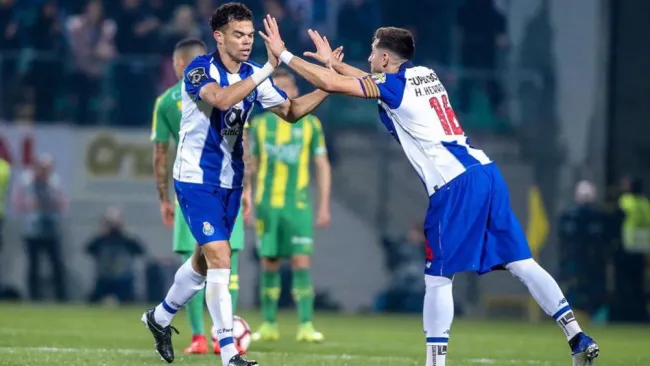 Héctor Herrera festeja junto a Pepe