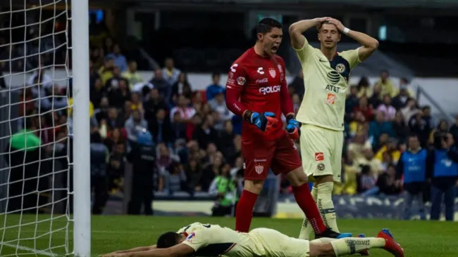 Guido Rodríguez se lamenta en el juego contra Necaxa