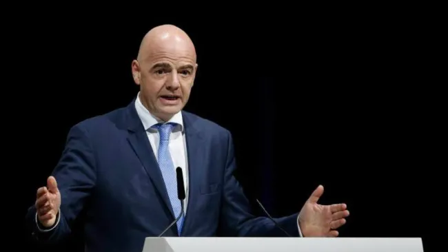 Infantino habla durante un evento público 