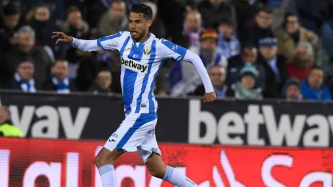 Reyes conduce a máxima velocidad un balón en partido del Leganés 