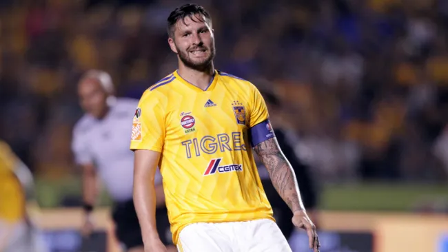 Gignac se lamenta tras fallar una opción de gol 
