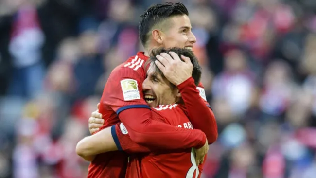 James Rodríguez y Martínez festejan gol de Bayern Munich 